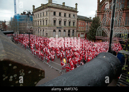 Über 10000 Menschen verkleidet als Weihnachtsmann versuchen den Guinness-Weltrekord im Guildhall Square mit Kanone Derry Stockfoto