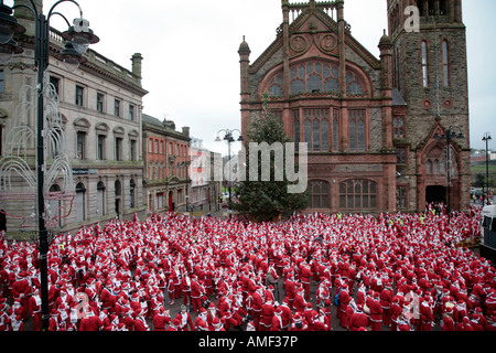 Über 10000 Menschen verkleidet als Weihnachtsmann versuchen den Guinness-Weltrekord im Guildhall Square Nordirland Derry Stockfoto