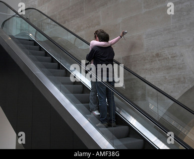 jungen und Mädchen paar Küssen auf Rolltreppe im Louvre Paris Frankreich Selbstbildnis mit Digitalkamera Selfie Stockfoto