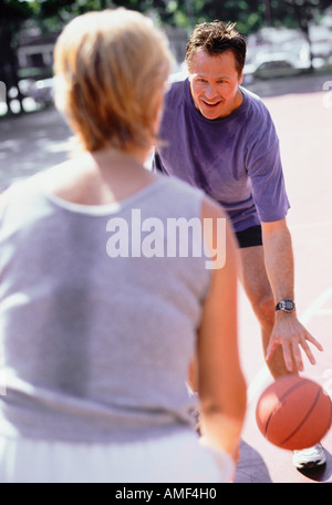 Älteres paar Basketball spielen im Park Stockfoto