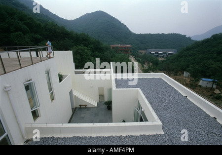 Die Gemeinde durch die große Mauer in Peking China 2004 Stockfoto