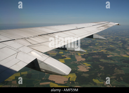 Die Flügel einer Boeing 737-500 Airliner im Flug über die deutsche Landschaft. Flugreisen. Stockfoto
