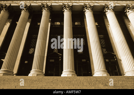 Spalten und Schritte an der New York Post Office New York, New York, USA Stockfoto