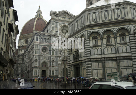 Menschen auf der Straße außerhalb der Duomo Kathedrale Florenz Italien Stockfoto