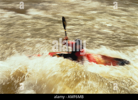 Verschwommene Person Kajak, Ococee River, North Carolina, USA Stockfoto