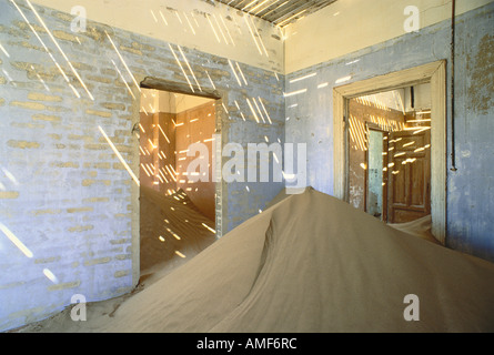 Sand in verlassenen Gebäude, Ghost Town Kolmanskop Namibia Stockfoto