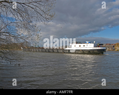 Lastkahn auf dem Main von Griesheim in Frankfurt am Main Deutschland Stockfoto