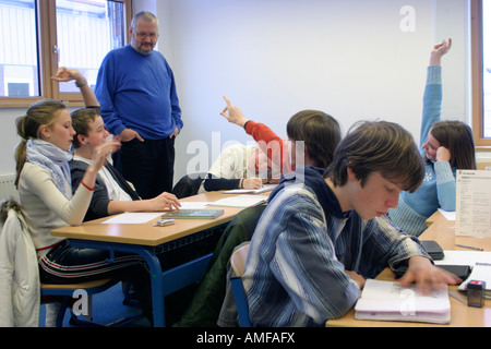 Schülerinnen und Schüler und ihre Lehrer in der Klasse Stockfoto