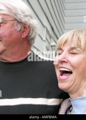 Älteres Ehepaar lachen Stockfoto