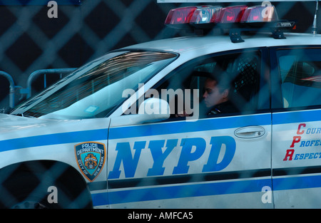 New York City Polizist in seinem Fahrzeug Stockfoto