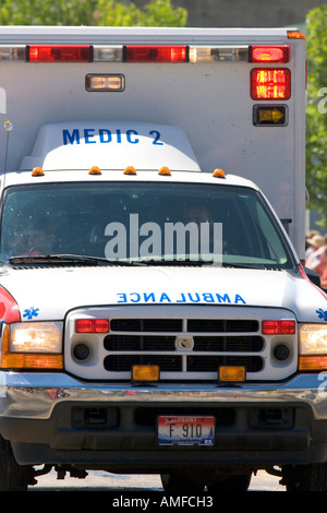 Krankenwagen fahren in einer kleinen Stadt Fourth Of July Parade in Cascade, Idaho. Stockfoto