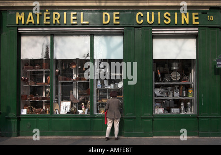 Frau im Fenster suchen kocht Küchenchef Shop De Hillerin Rue Coquillère Les Halles Paris Frankreich Stockfoto