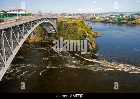 Umgekehrt fällt auf den St. John River bei St. John, New Brunswick, Kanada. Stockfoto