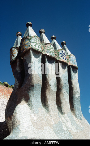 Casa Batllo, Passeig de Gracia, Barcelona, Spanien. Reich verzierte Kamine auf dem Dach. Stockfoto