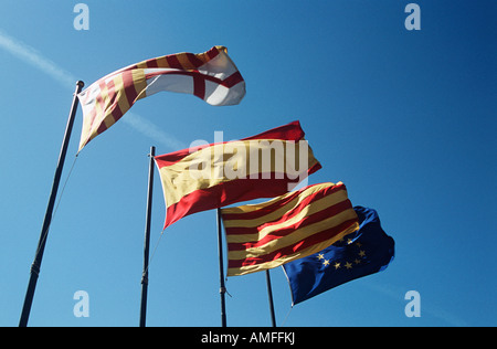 Fahnen flattern vor dem königlichen Palast Pedralbes, Palau Reial de Pedralbes, Barcelona, Spanien Stockfoto