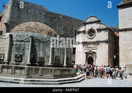 Onofrio der große Brunnen und Heilige-Retter-Kirche (Crkva Sveti BSG), Stradun, Dubrovnik, Dalmatien, Kroatien Stockfoto