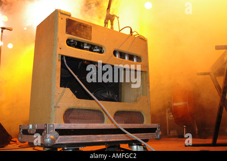 Vintage Fender Röhrenverstärker unter gelben Bühnenbeleuchtung Stockfoto