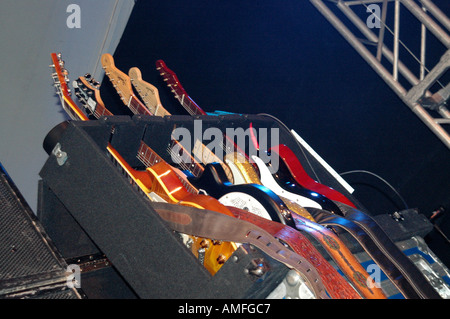 Sammlung von e-Gitarren im Rack auf der Bühne Stockfoto