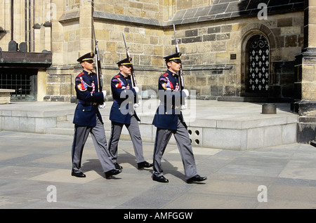 Soldaten marschieren auf Gelände der Prager Burg, Prazsky Hrad, Prag, Tschechische Republik Stockfoto