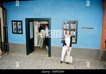 Touristen stehen außen Kafkas Haus, Golden Lane, Prager Burg, Prazsky Hrad, Prag, Tschechische Republik Stockfoto