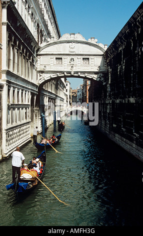 Seufzerbrücke und Touristen sightseeing in einer Gondel auf den Rio Del Palazzo in Venedig, Italien Stockfoto