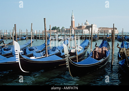 Gondeln festgemacht vor Insel San Giorgio Maggiore, Saint George und San Marco Becken, Venedig, Italien Stockfoto