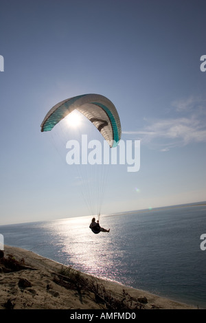 Gleitschirm Silhouette gegen Abend die Sonne über der Bucht von Arcachon, südlich von Bordeaux Frankreich Stockfoto