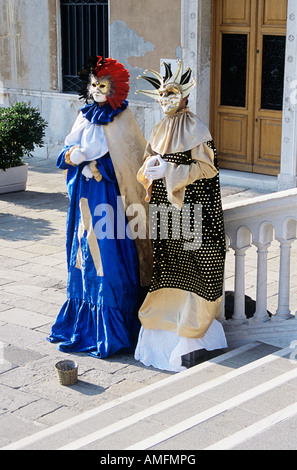 Zwei Personen tragen Karnevalsmasken und Kostüme in der Straße, Venedig, Italien Stockfoto