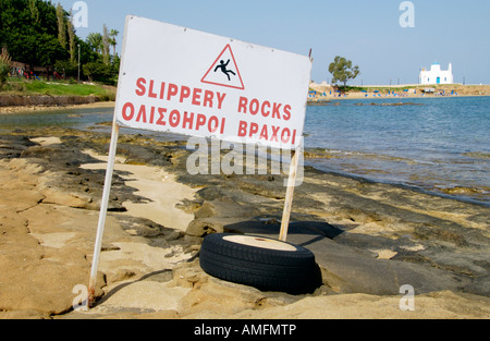 GLITSCHIGE Felsen Warnschild am Penera Beach auf der Mittelmeer Insel Zypern EU Stockfoto