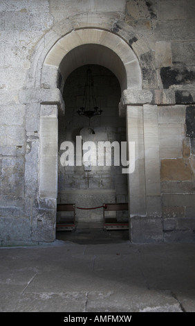 Stone Arch Tor zum Altar innen Saint Laurence Anglo Saxon Kirche, Bradford on Avon, Wiltshire, England Stockfoto