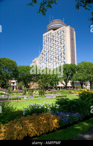 Blumengarten und Hotel Loews Le Concord an Quebec Stadt, Quebec, Kanada. Stockfoto