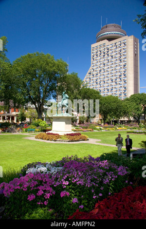 Blumengarten und Hotel Loews Le Concord an Quebec Stadt, Quebec, Kanada. Stockfoto