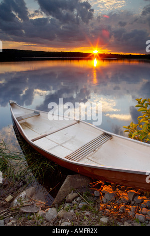 Kanu bei Sonnenuntergang über den St. Marys River von Str. Marys Riverside Campground in der Stadt Sherbrooke gesehen Stockfoto