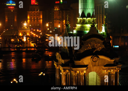 Unabhängigkeit-Quadrat Maydan Nezalejnosti in Kiew in der Nacht Stockfoto