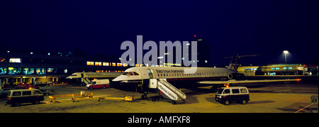 Flughafen Manchester Abend British Airways mail Transport Flugzeuge auf Vorfeld außerhalb Terminal ne Stockfoto