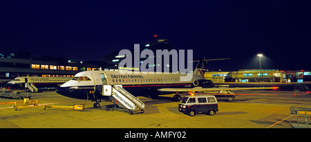 Flughafen Manchester Abend British Airways mail Transport Flugzeug Schürze vor dem Terminal 1 Stockfoto