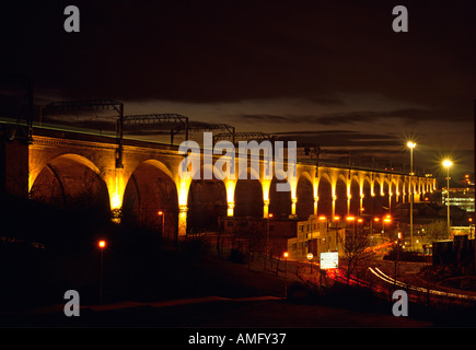 Cheshire Stockport Eisenbahnviadukt bei Nacht Stockfoto