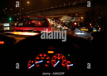 Warteschlange des Verkehrs Stoßstange an Stoßstange am Abend nähert sich das Stadtzentrum von Belfast Stockfoto
