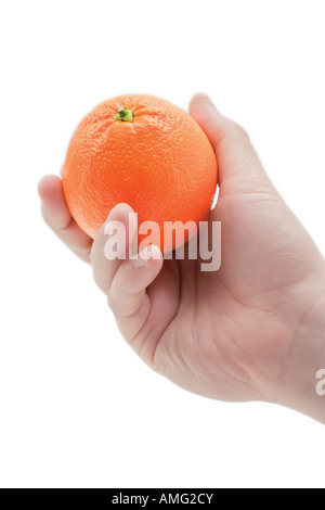 Hand, die Orange vor weißem Hintergrund Stockfoto