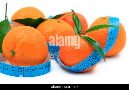 Mandarinen umwickelt ein Band vor weißem Hintergrund Stockfoto