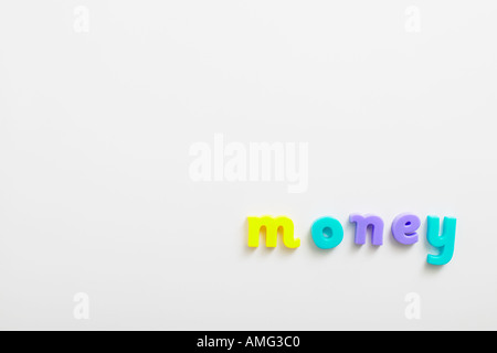 Kinder Alphabet Kühlschrankmagnete Rechtschreibung Geld Stockfoto