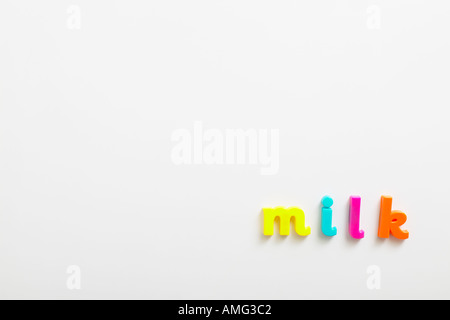 Kinder Alphabet Kühlschrankmagnete Rechtschreibung Milch Stockfoto