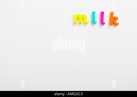 Kinder Alphabet Kühlschrankmagnete Rechtschreibung Milch Stockfoto