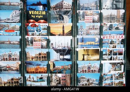 Postkarten für den Verkauf außerhalb Geschenkeladen, Venedig, Italien Stockfoto