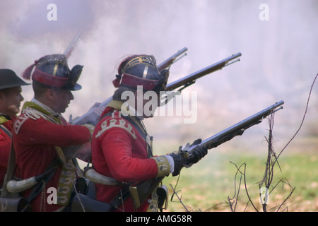 Britische Regulars laden Musketen während Nachstellung bei Minute Man National Historical Park Stockfoto