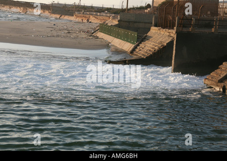 Israel Tel Aviv die Steckdose der Kühlung Wasser vom Kraftwerk Lesung dieses Wasser in den Yarkon River fließt Stockfoto