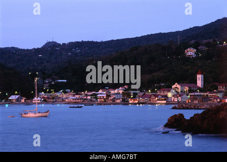 Französische Antillen (FWI), Guadeloupe, Basse-Terre, Deshaies: Blick auf die Stadt / Dämmerung Stockfoto