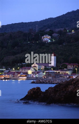 Französische Antillen (FWI), Guadeloupe, Basse-Terre, Deshaies: Blick auf die Stadt / Dämmerung Stockfoto