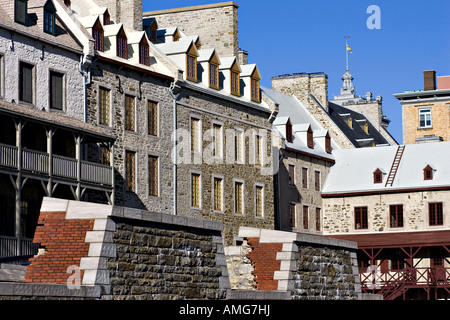 Stadtmauer von der Batterie Royale und alte Häuser am Place de Paris, formal bekannt als Place du Marche Finlay in Quebec City, Kanada Stockfoto