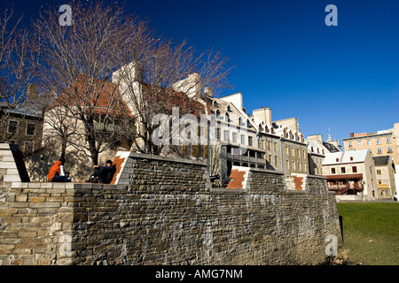 Stadtmauer von der Batterie Royale und alte Häuser am Place de Paris, formal bekannt als Place du Marche Finlay in Quebec City, Kanada Stockfoto